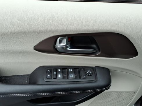 Used 2023 Chrysler Voyager LX FWD image 14