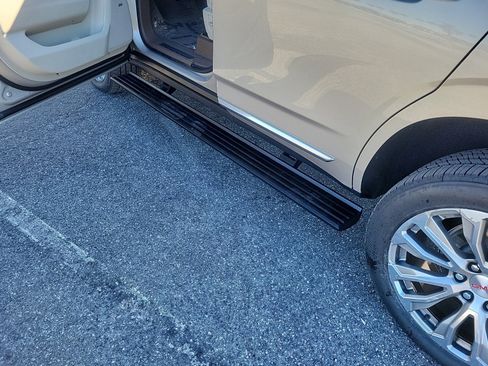 Used 2021 GMC Yukon Denali w/ Denali Premium Package image 10