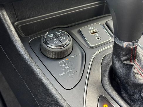 Used 2020 Jeep Cherokee Trailhawk w/ Cold Weather Group AWD/4WD image 16