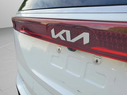 Used 2024 Kia Carnival LX FWD image 32