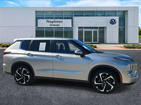 Used 2023 Mitsubishi Outlander SE image 3