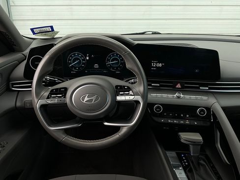 Used 2025 Hyundai Elantra SEL image 13