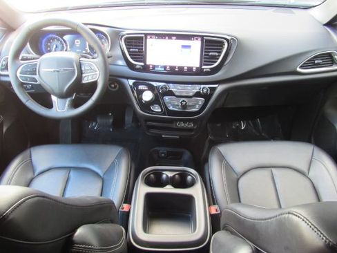 Used 2025 Chrysler Pacifica Select image 3