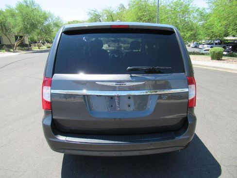 Used 2016 Chrysler Town & Country S w/ Driver Convenience Group FWD image 3