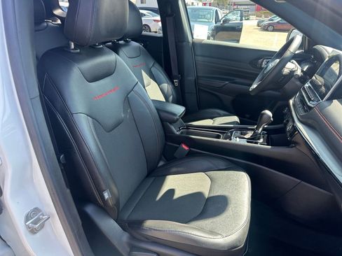 Used 2025 Jeep Compass Trailhawk image 35