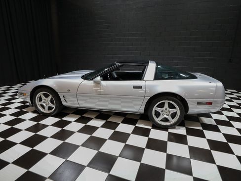 Used 1996 Chevrolet Corvette Coupe RWD image 32