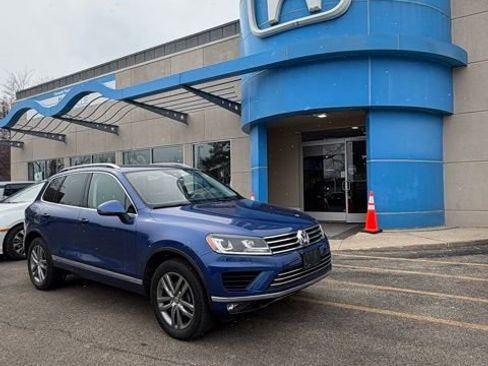 Used 2016 Volkswagen Touareg VR6 image 1