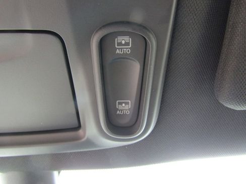 Used 2025 Chrysler Pacifica Limited FWD image 37