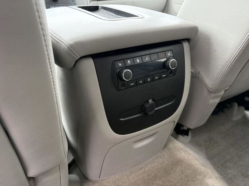 Used 2014 GMC Yukon XL SLT w/ SLT Chrome Package image 18