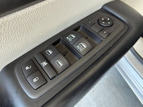 Used 2021 Chrysler Pacifica Touring-L image 24