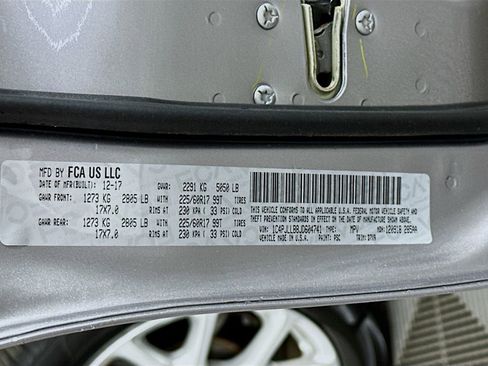 Used 2018 Jeep Cherokee Latitude Plus w/ Comfort/Convenience Group image 32