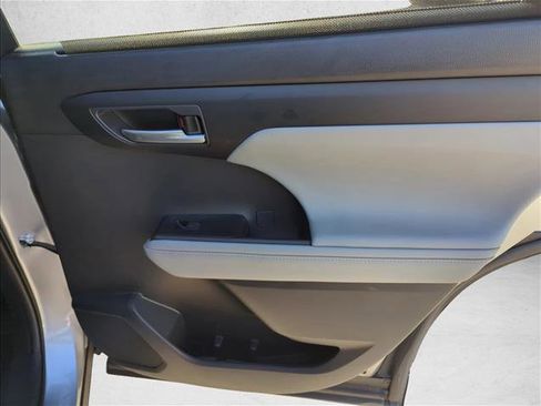 Used 2023 Toyota Highlander XLE FWD image 26