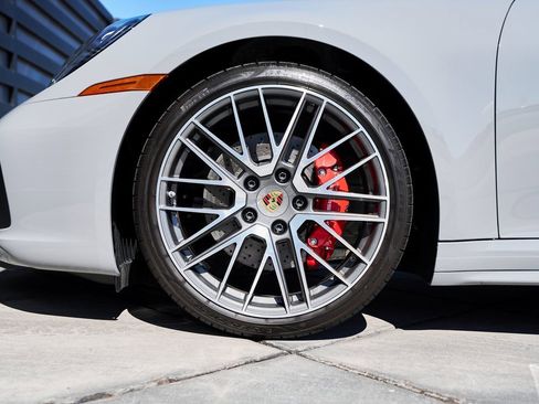 Used 2024 Porsche 911 Carrera 4S w/ Premium Package image 3