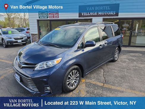 Used 2019 Toyota Sienna XLE w/ XLE Navigation Package FWD image 1