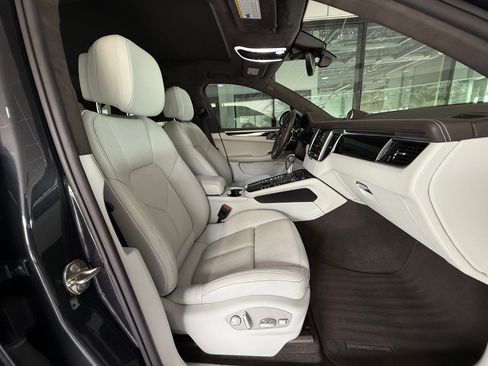 Used 2018 Porsche Macan Turbo AWD/4WD image 30