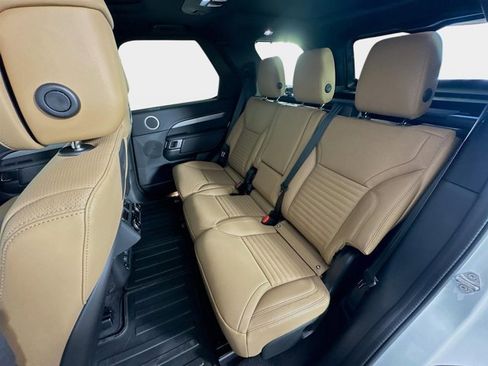 New 2025 Land Rover Discovery Dynamic SE image 24