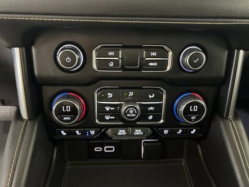 Used 2023 Chevrolet Suburban Premier w/ Advanced Technology Package AWD/4WD image 21