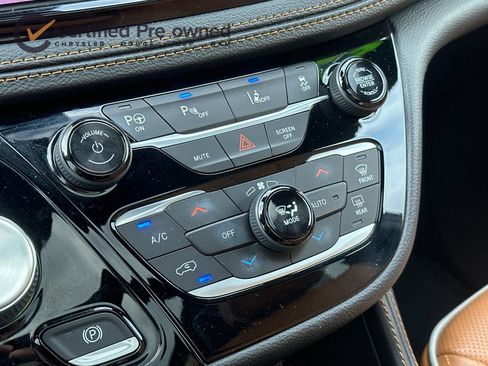 Used 2023 Chrysler Pacifica Pinnacle FWD image 24