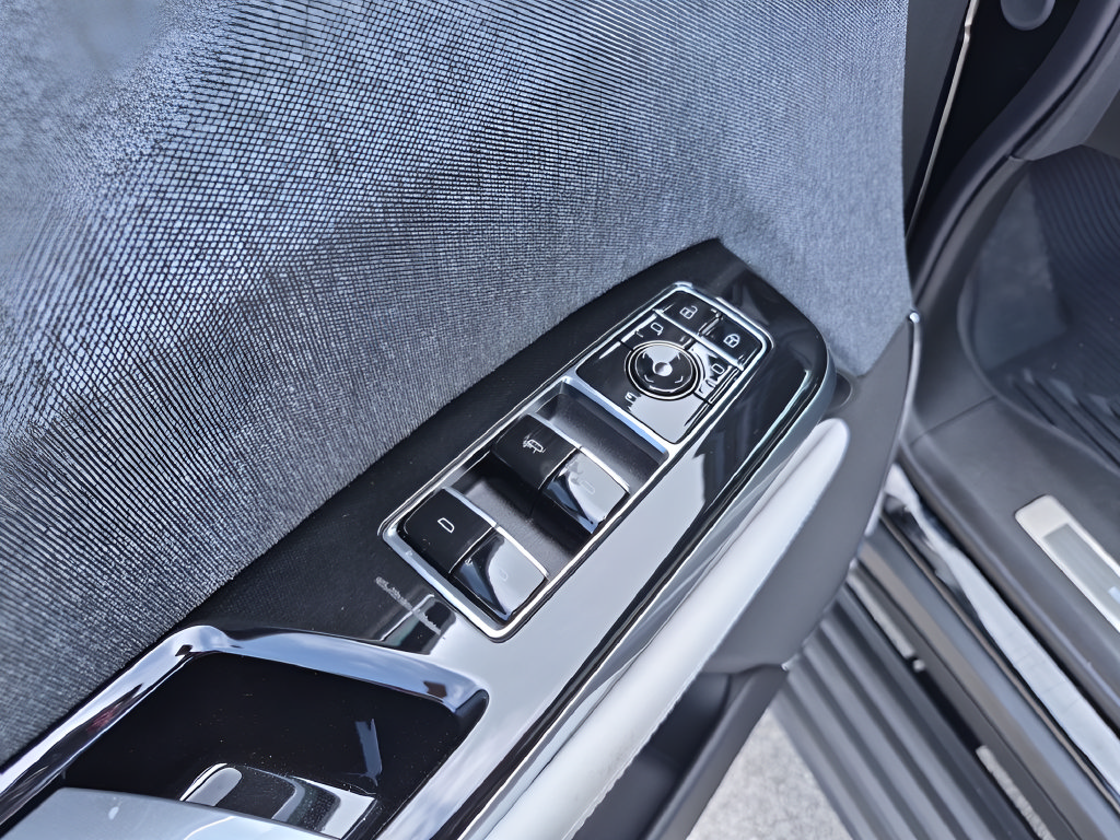 Certified 2026 Cadillac Escalade Platinum Sport w/ LPO, Floor Liner Package AWD/4WD image 23