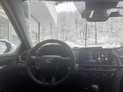 Used 2025 Toyota Camry LE image 33