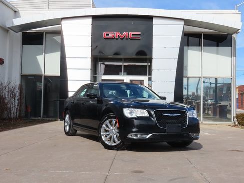 Used 2019 Chrysler 300 Touring L w/ Quick Order Package 22F image 1