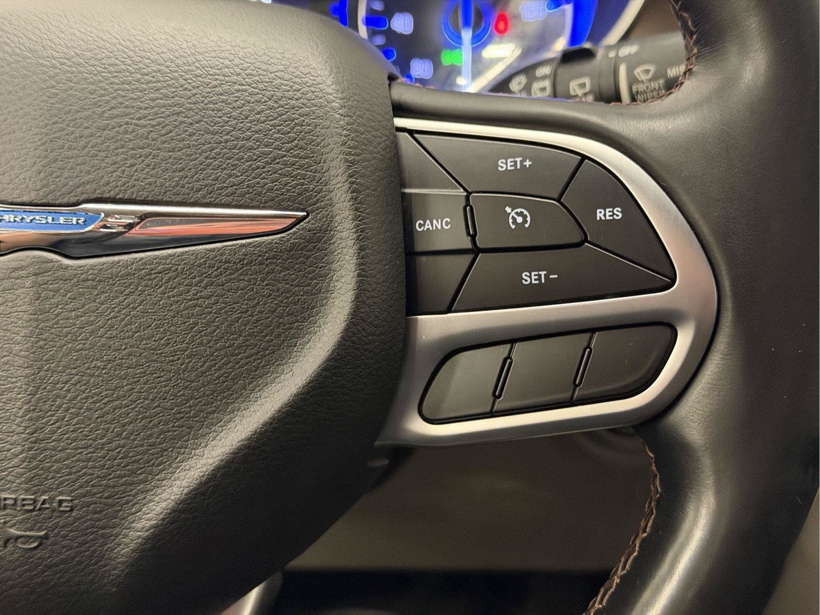 Used 2018 Chrysler Pacifica Touring-L FWD image 17