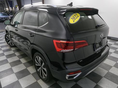 Certified 2022 Volkswagen Taos SE image 12