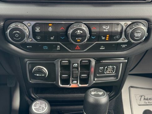 Used 2025 Jeep Wrangler Unlimited Sahara image 16