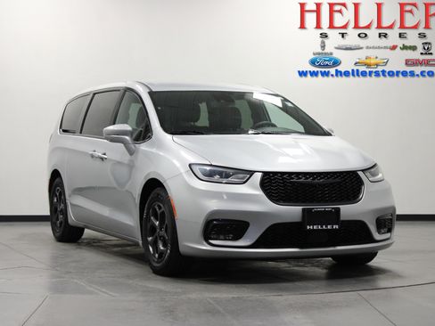 Used 2022 Chrysler Pacifica Touring-L w/ Uconnect Theater Family Group FWD image 1