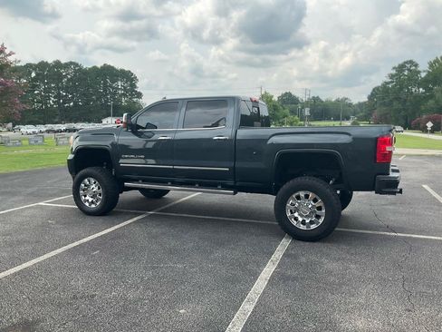 Used 2017 GMC Sierra 2500 Denali w/ Duramax Plus Package AWD/4WD image 10