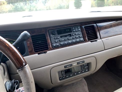 Used 2002 Lincoln Town Car Signature image 12