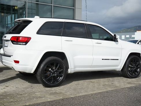 Used 2022 Jeep Grand Cherokee Laredo X image 9
