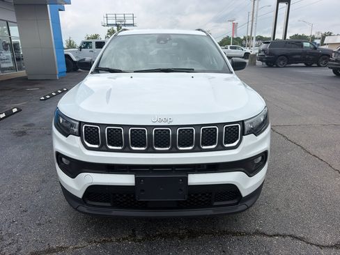 Used 2024 Jeep Compass Latitude AWD/4WD image 2