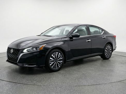 Used 2025 Nissan Altima 2.5 SV FWD image 3