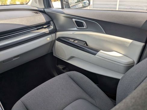 Used 2022 Kia Carnival LX FWD image 22