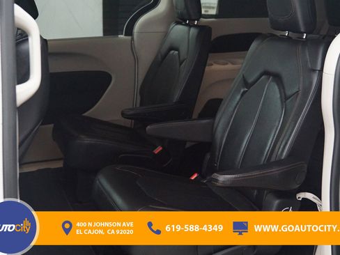 Used 2020 Chrysler Pacifica Touring-L FWD image 12