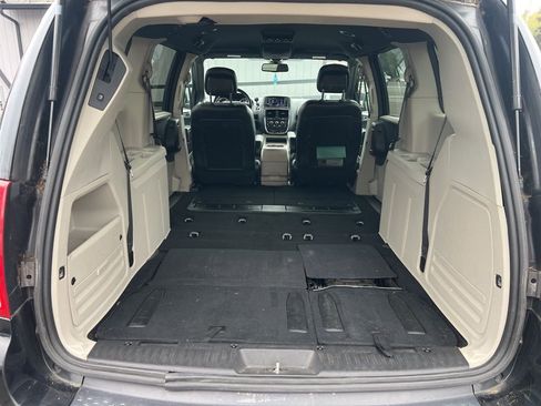 Used 2019 Dodge Grand Caravan SXT image 6