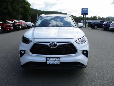 Used 2022 Toyota Highlander XLE AWD/4WD image 2