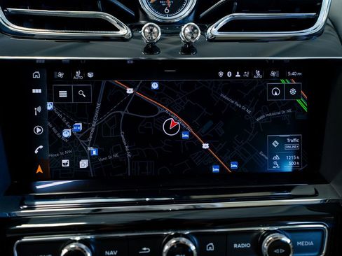 Used 2021 Bentley Bentayga Plug-In Hybrid AWD/4WD image 39