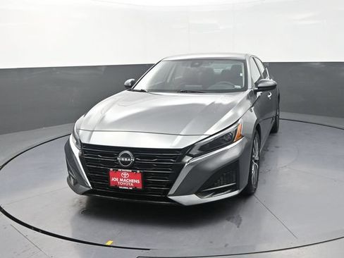 Used 2024 Nissan Altima 2.5 SV FWD image 2