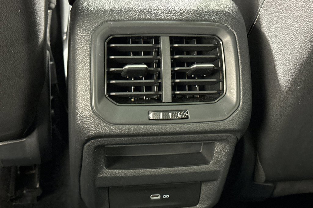 Used 2024 Volkswagen Taos SE w/ Panoramic Sunroof Package FWD image 15