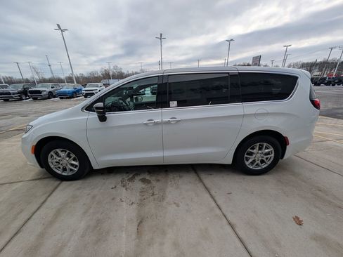 New 2026 Chrysler Pacifica Select image 7