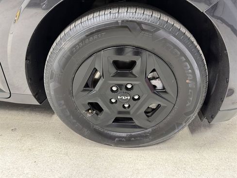 Used 2025 Kia Carnival image 9