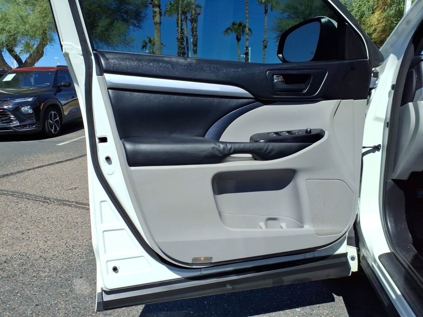 Used 2015 Toyota Highlander Plus AWD/4WD image 19