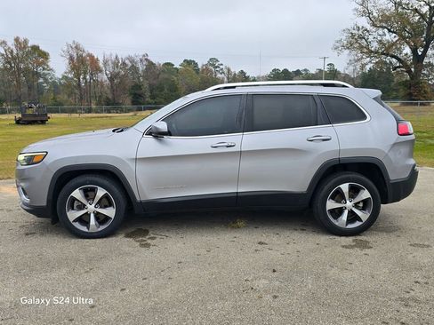 Used 2019 Jeep Cherokee Limited image 2