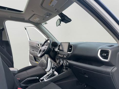 Used 2025 Hyundai Venue SEL FWD image 11