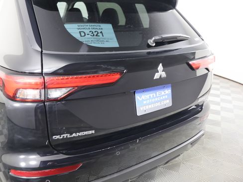 Used 2025 Mitsubishi Outlander ES image 15