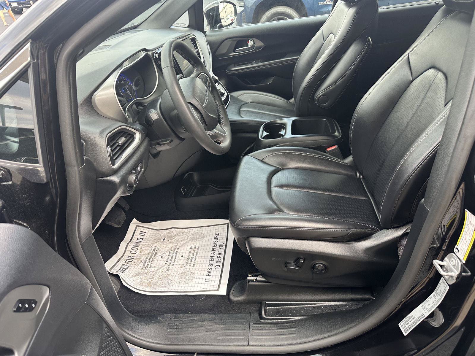 Used 2025 Chrysler Pacifica Select FWD image 21