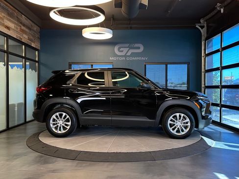 Used 2024 Chevrolet TrailBlazer LS w/ LS Convenience Package FWD image 2