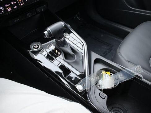 Used 2023 Kia Niro EX image 10